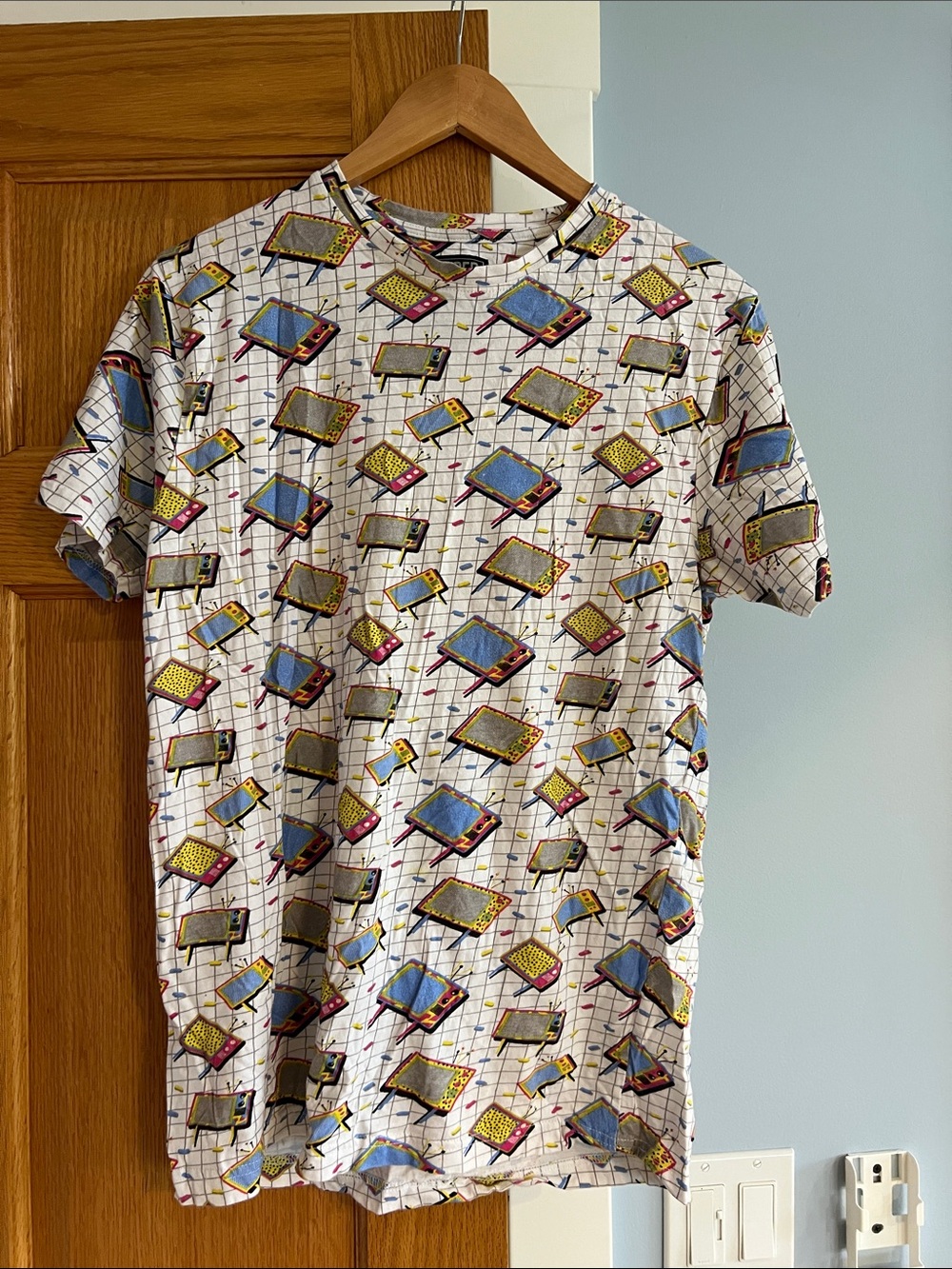 Super Massive Men's 80s MTV TV Pattern Tee